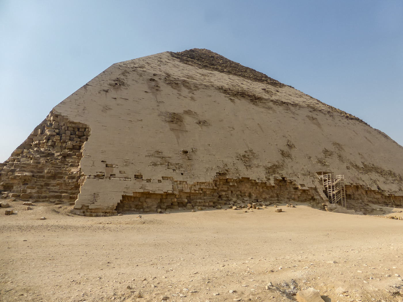 Die Pyramide ist 97 m hoch und hat eine Basislänge von 189 m.