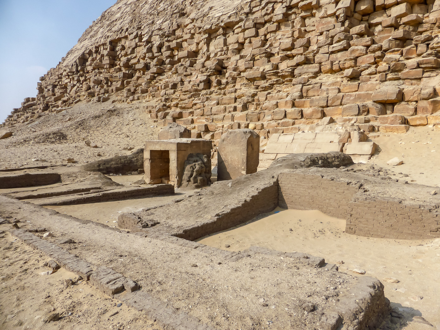 Auf dem Gelände befinden sich weitere Pyramiden und Ruinen ...