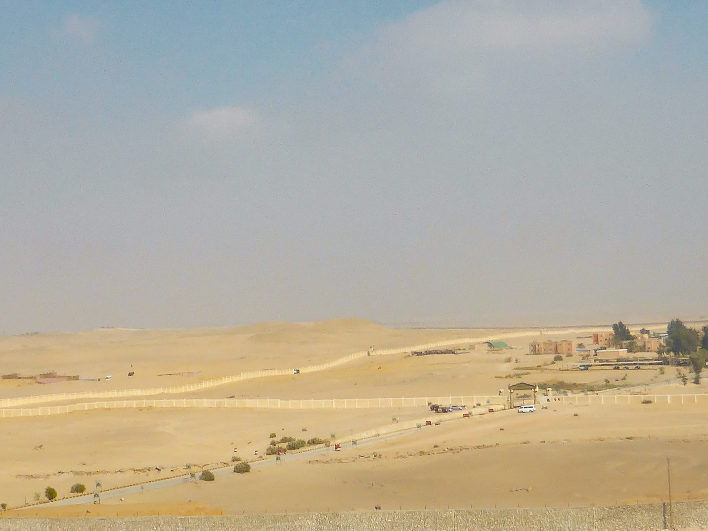 ... da sich direkt neben den Pyramiden ein militärisches Sperrgebiet befindet.