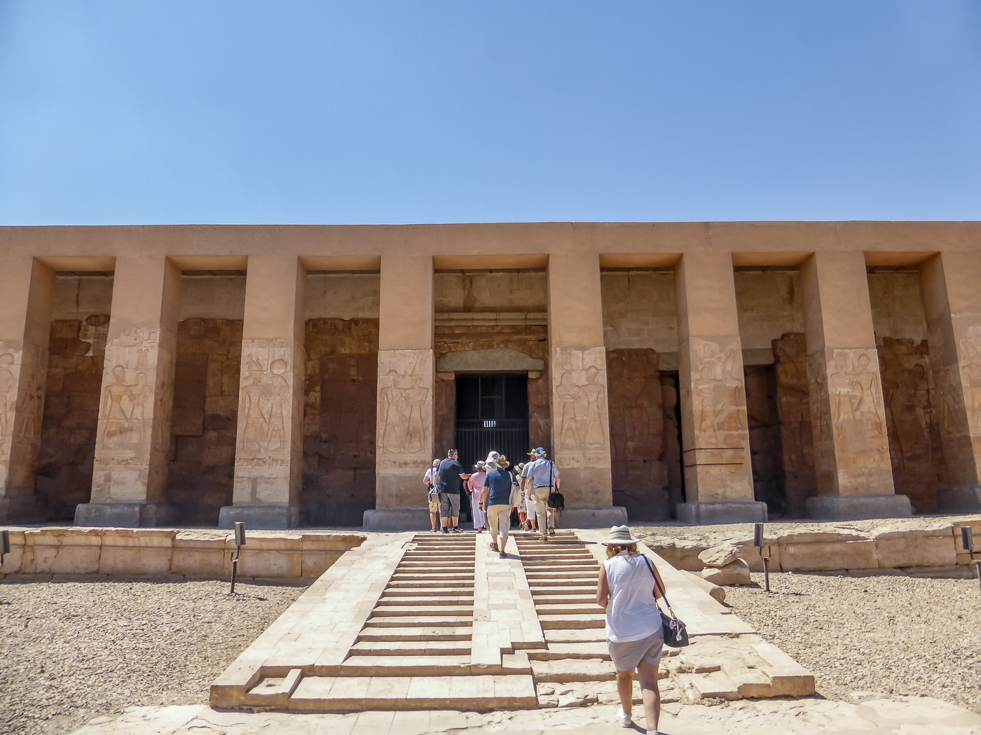 Der von Sethos I. (13. Jahrhundert v. Chr.) errichtete und von Ramses II. vollendete Kalksteintempel in Abydos ist einer der interessantesten Tempel Ägyptens.
