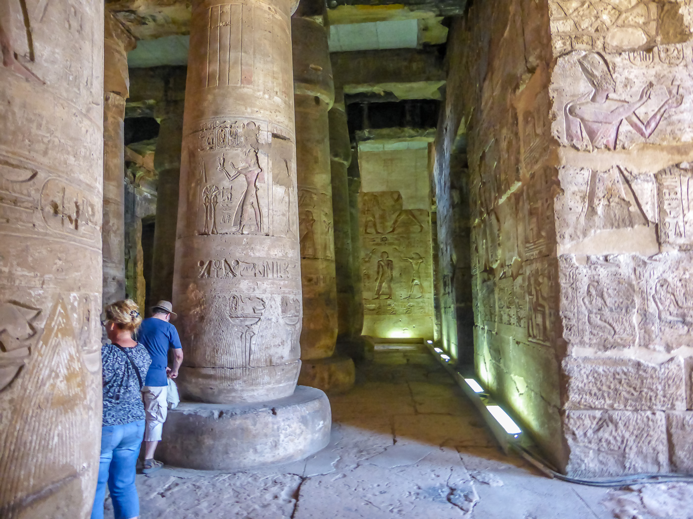 Die Reliefdekorationen dieses Säulensaales stammen von Ramses II.