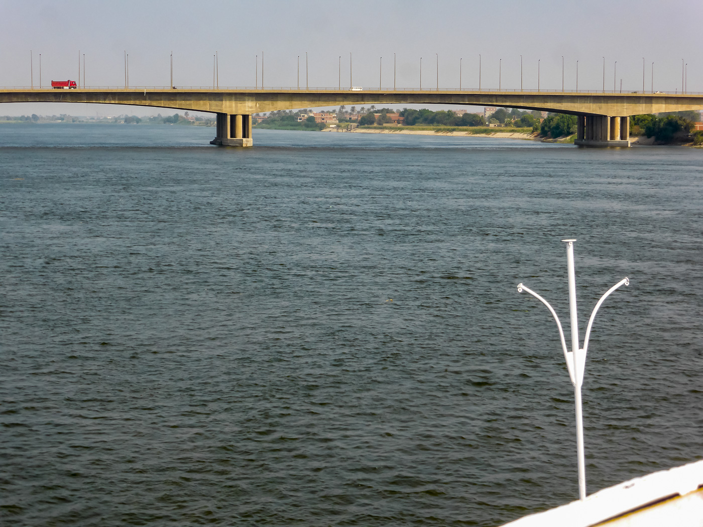 Eine weitere Straßenbrücke kreuzt den Nil.
