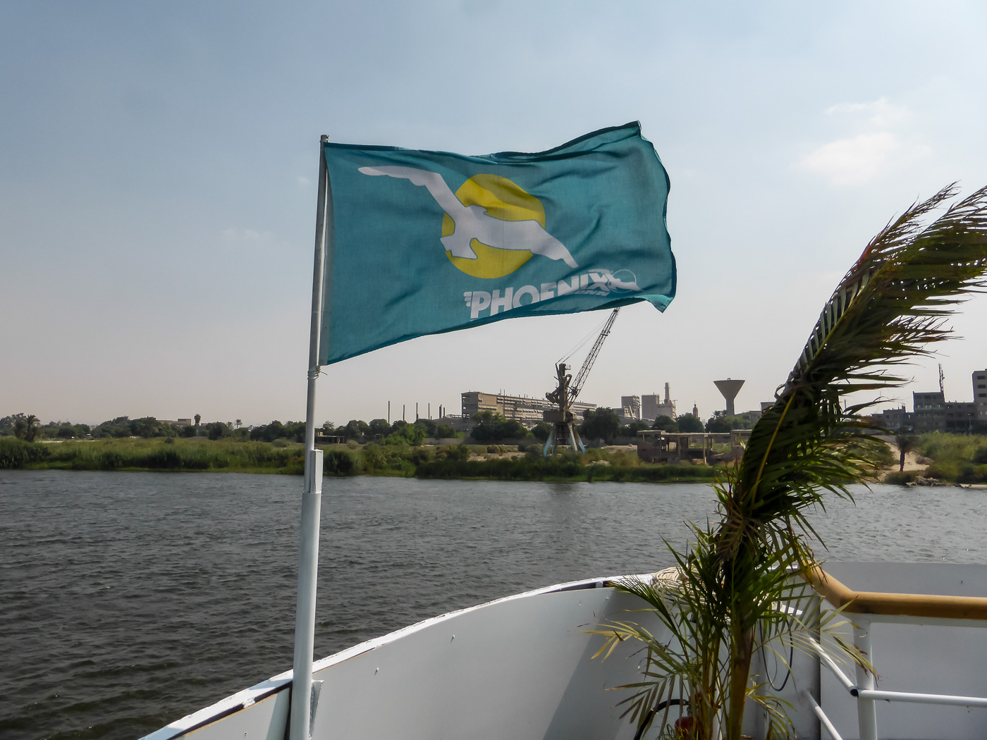 Unser Kreuzfahrtschiff ist mit der Flagge unseres Reiseveranstalters geschmückt.