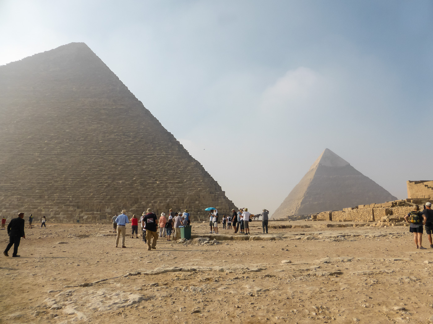 Unsere Reisegruppe erkundet das Pyramidenterrain.