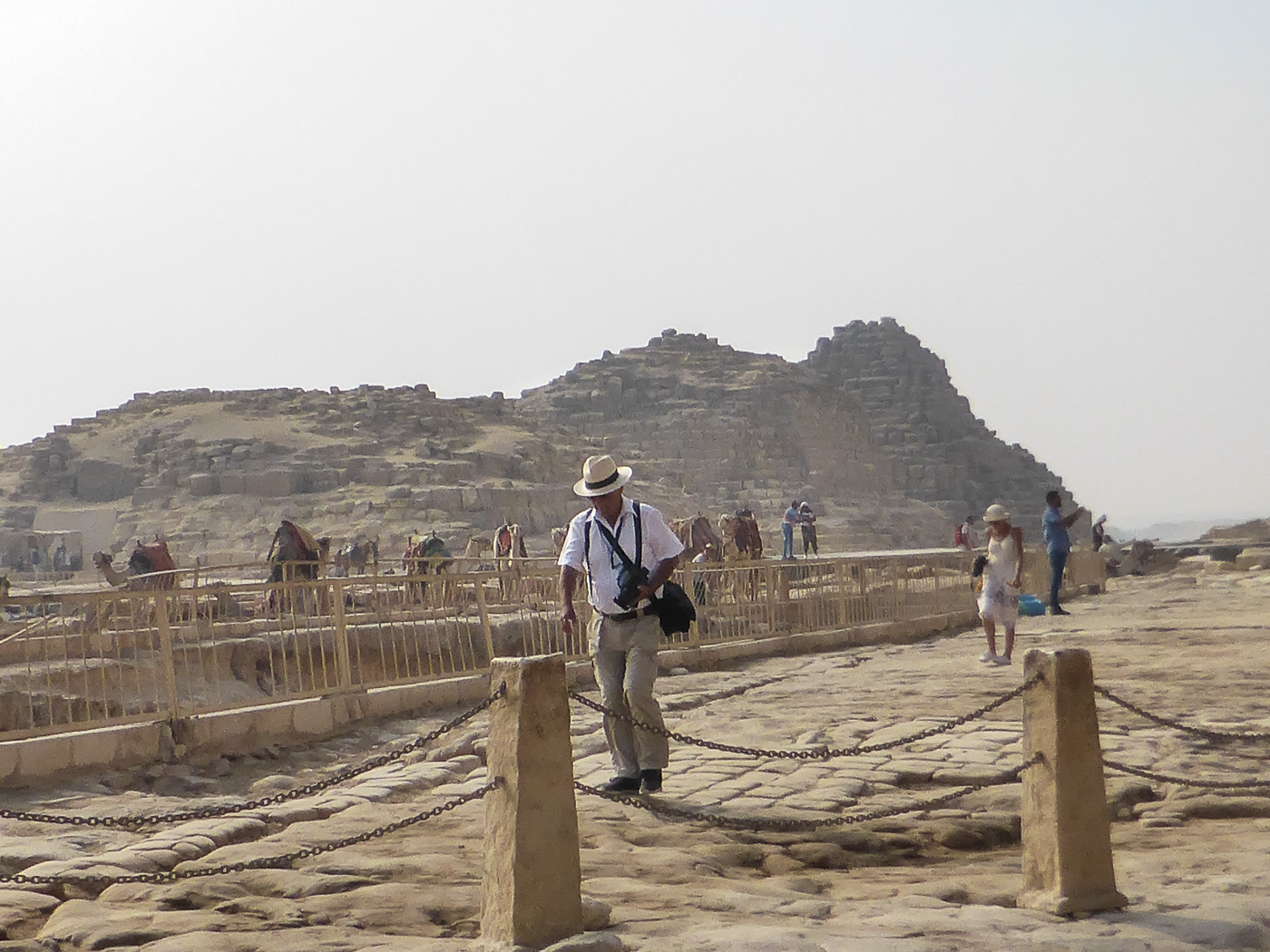 Christian bei der Umrundung der Pyramide