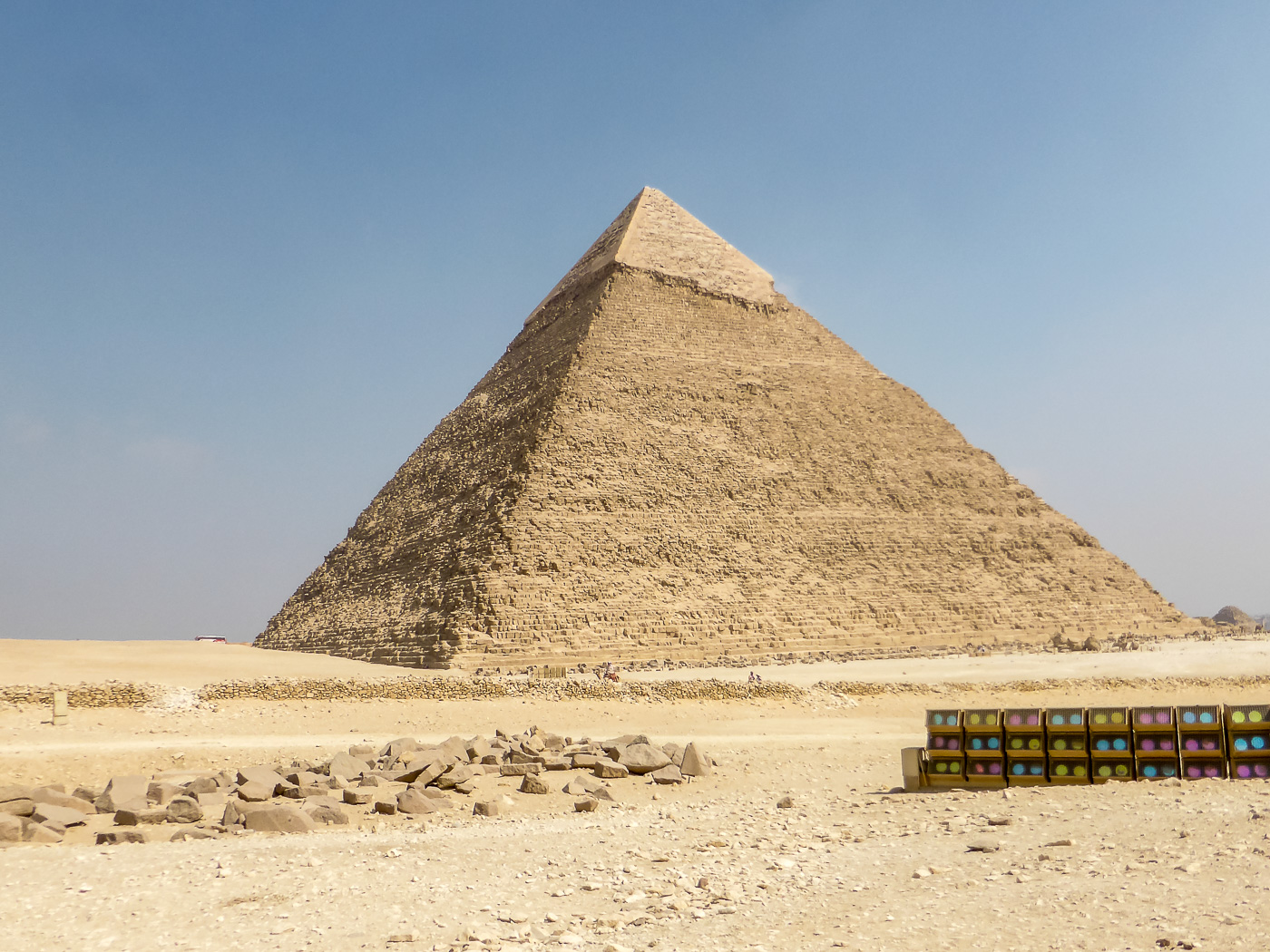 Chephren Pyramide, im Vordergrund Lampen zur nächtlichen Illuminierung