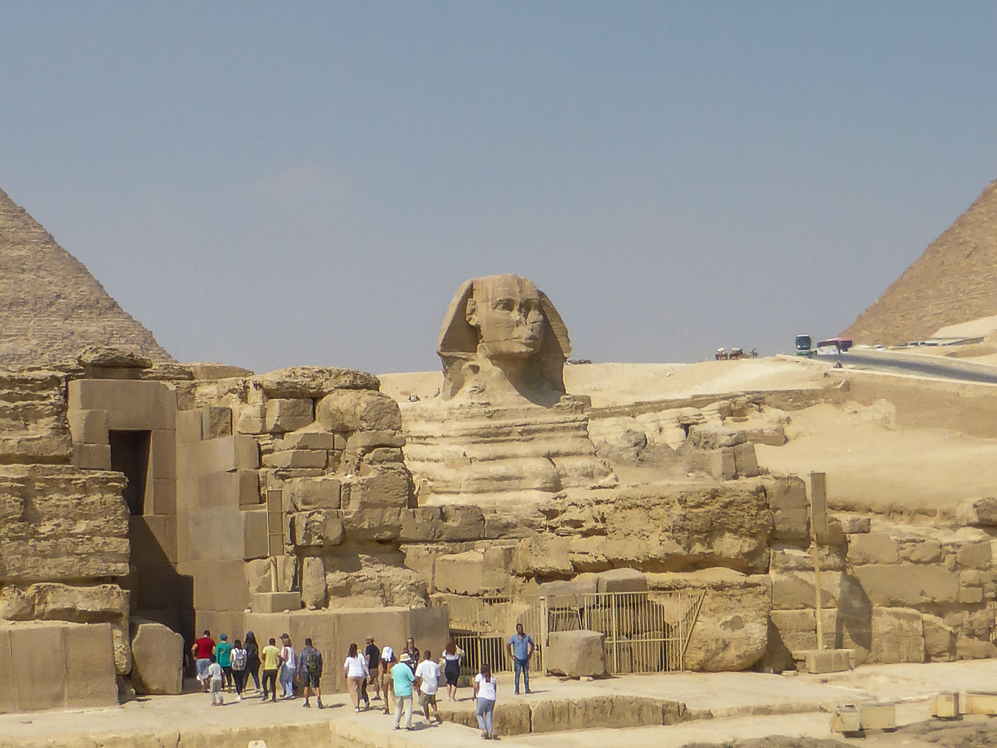 Wir betreten den Säulenbereich einer Tempelruine neben der Sphinx.