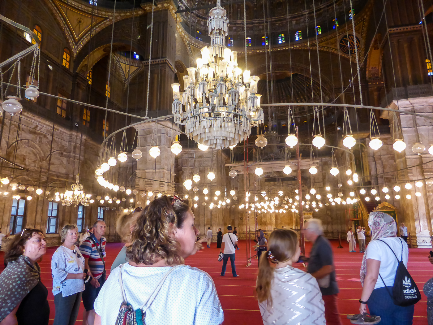 Der Innenraum der Moschee ist mit einem Lampenmeer gut ausgeleuchtet.