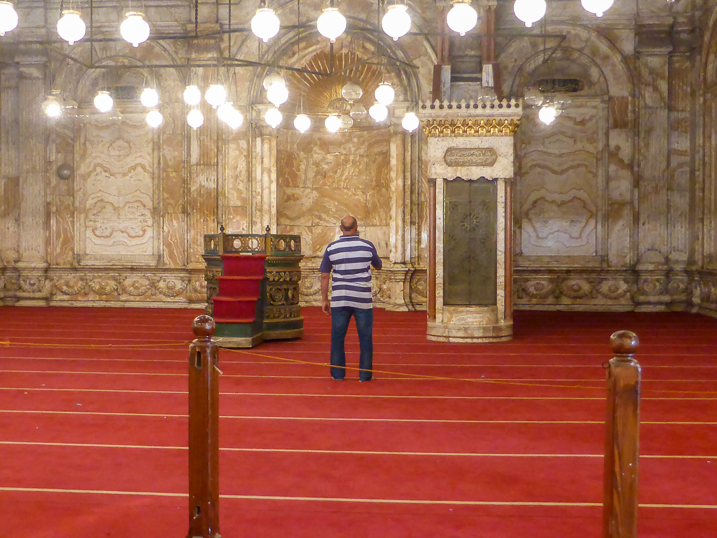 Der Muezzin ruft die Gläubigen über ein Mikrofon zum Gebet auf.