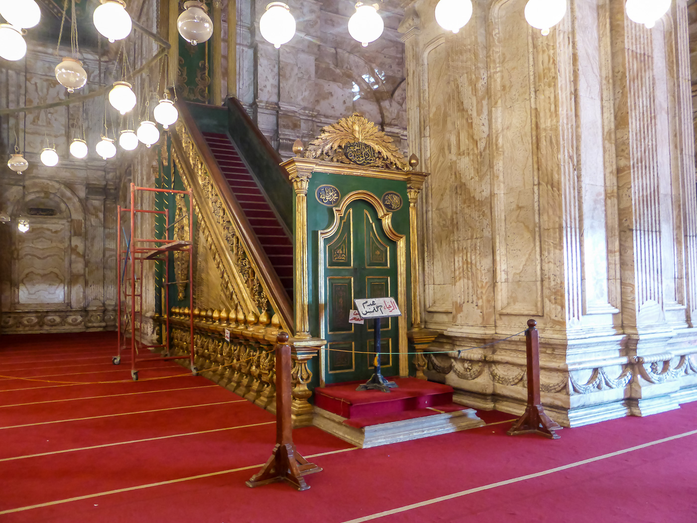 Von den Stufen des Minbar hält der Prediger nur am Freitag seine Rede. Auch hier steht er mit dem Rücken zu den Gläubigen.