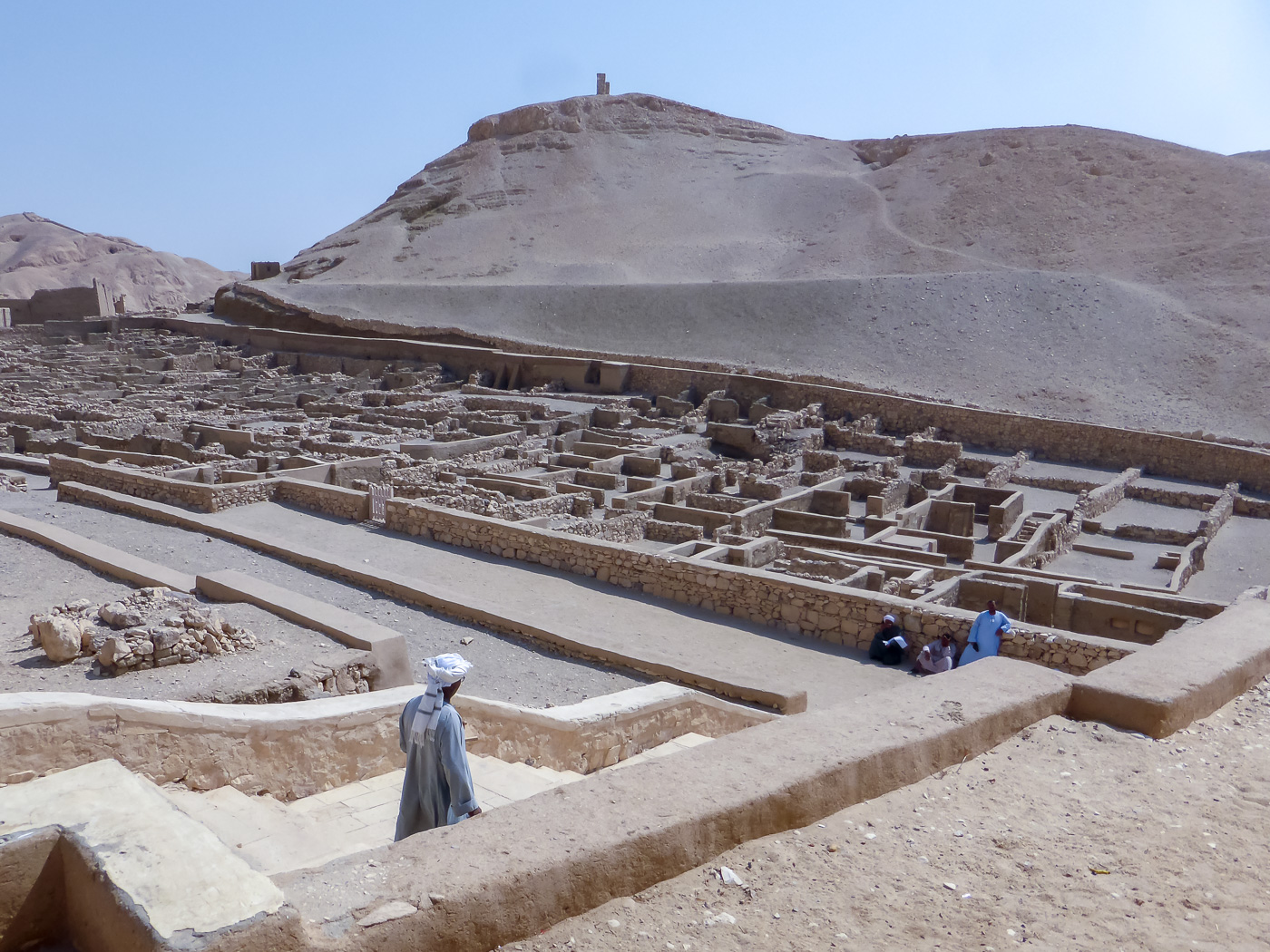 Die Arbeitersiedlung Deir el Medina wurde gut gewacht, denn ihre Bewohner waren hochspezialisiert.