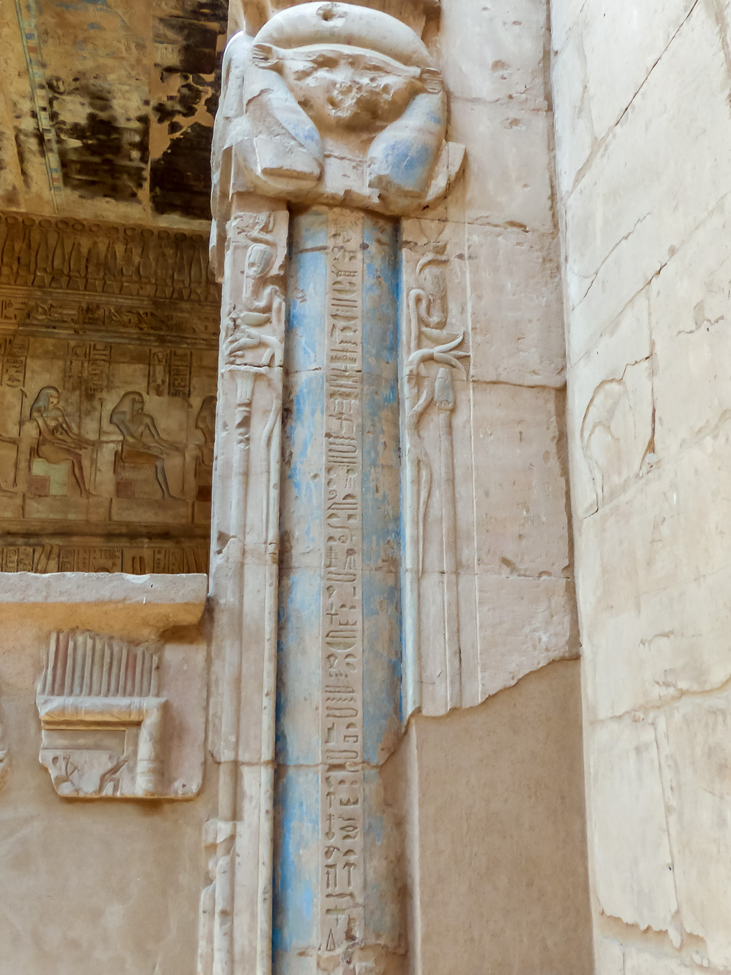 Eine mit Hieroglyphen verzierte Säule
