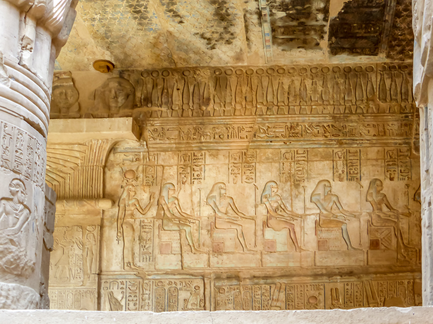 Die Wände des Raumes zeigen Opferhandlungen Ptolemaios’ IV. vor verschiedenen Göttern.