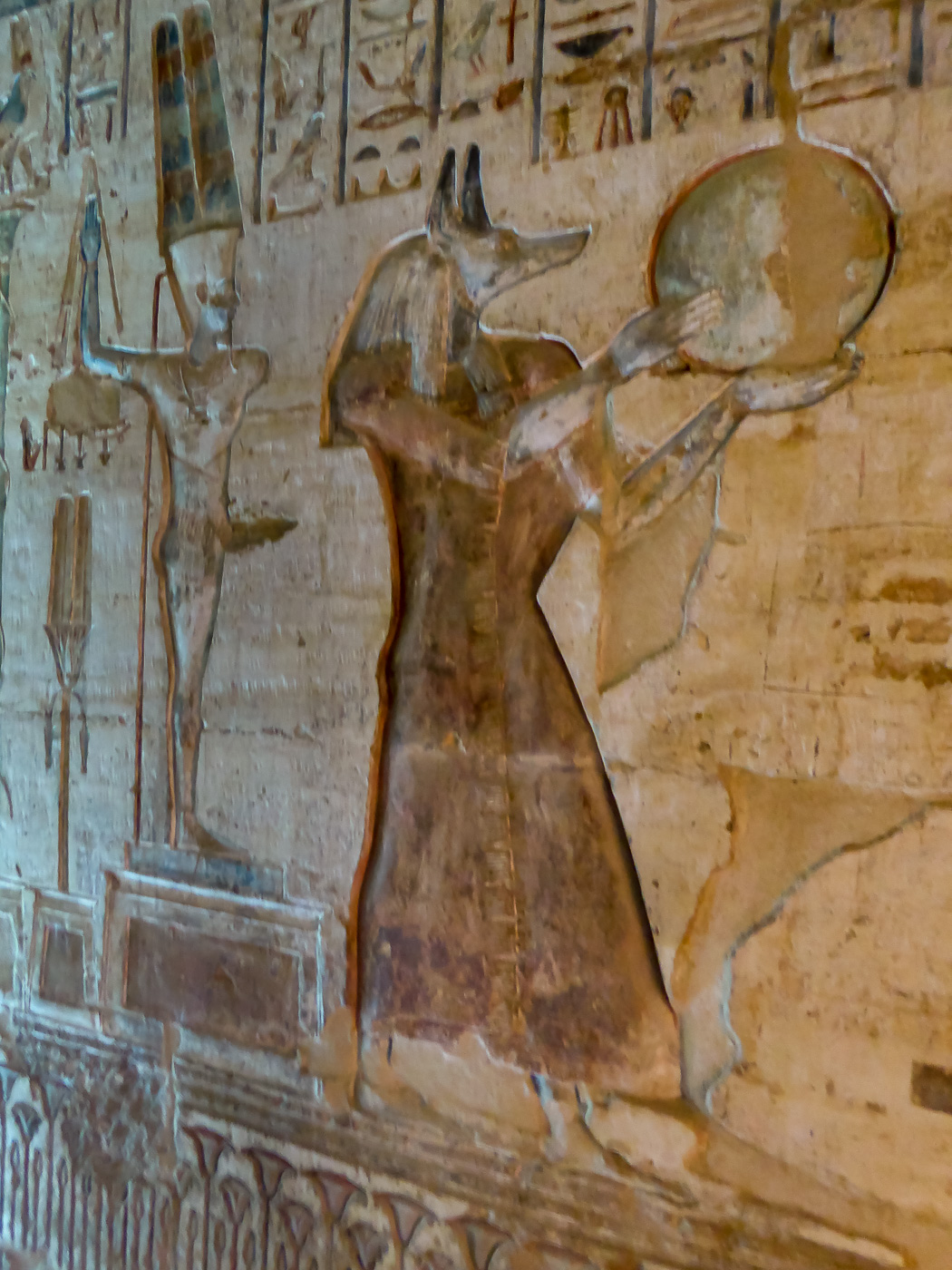 Der Gott Anubis wird hier als Schakal dargestellt. Als Totengott ist er für Einbalsamierung zuständig.