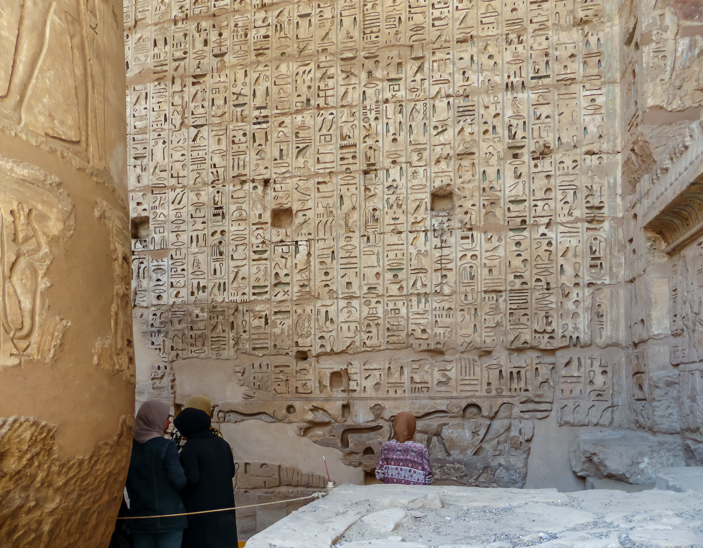 Diese Wand voller Hieroglyphen erzählt viele Geschichten.