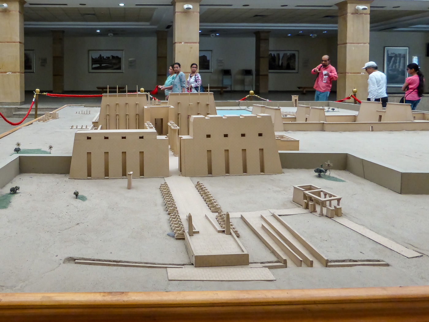 Die Tempel sind die größte Tempelanlage von Ägypten, 2 Kilometer nördlich von Luxor und direkt am östlichen Nilufer.