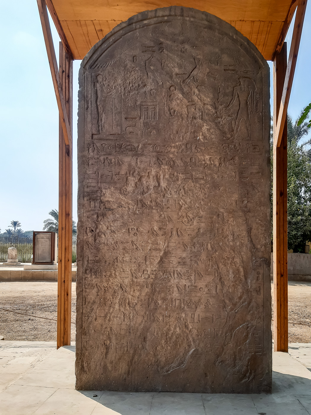 Die Rückseite der Stele des Pharao Apries aus dem sechsten Jahrhundert v. Chr.