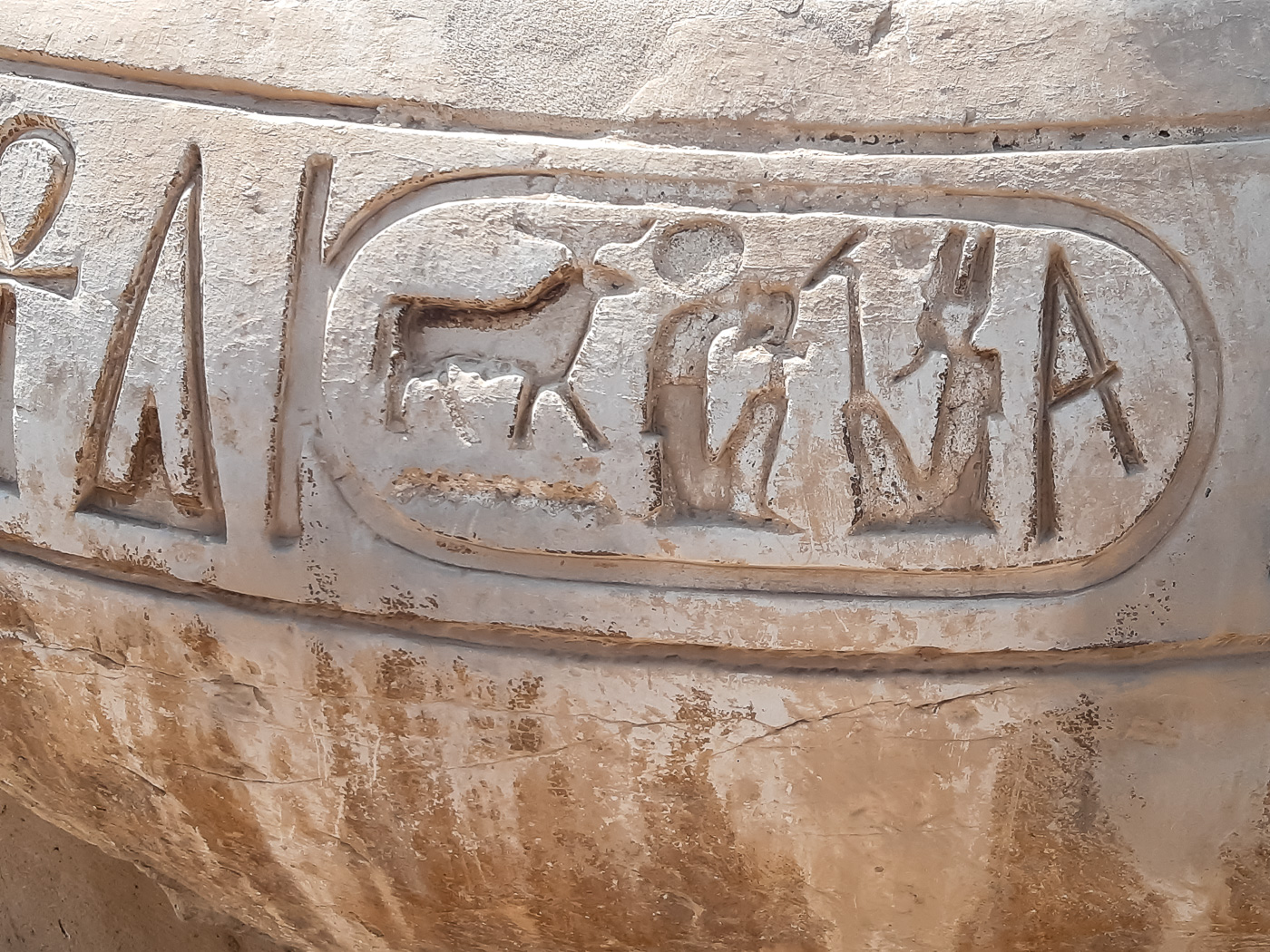Hieroglyphen auf einem Säulenfuß