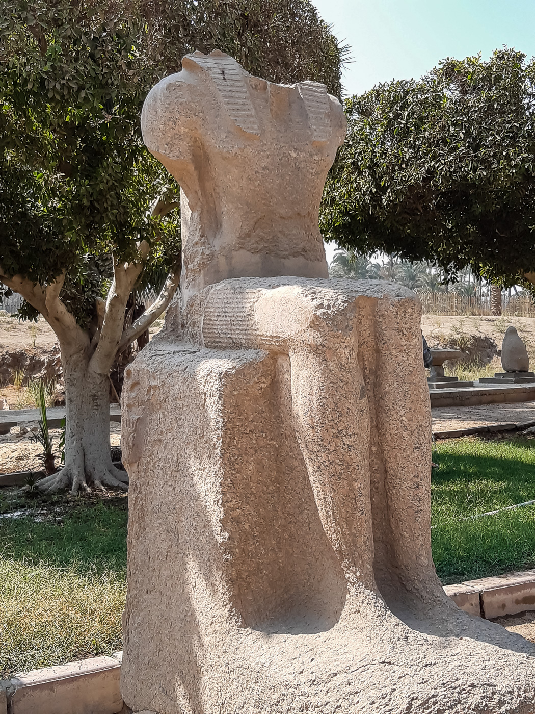 Sitzstatue von Ramses II. Die fehlenden Körperteile wurden in späteren Jahren zerrieben und als Baumaterial verwendet.