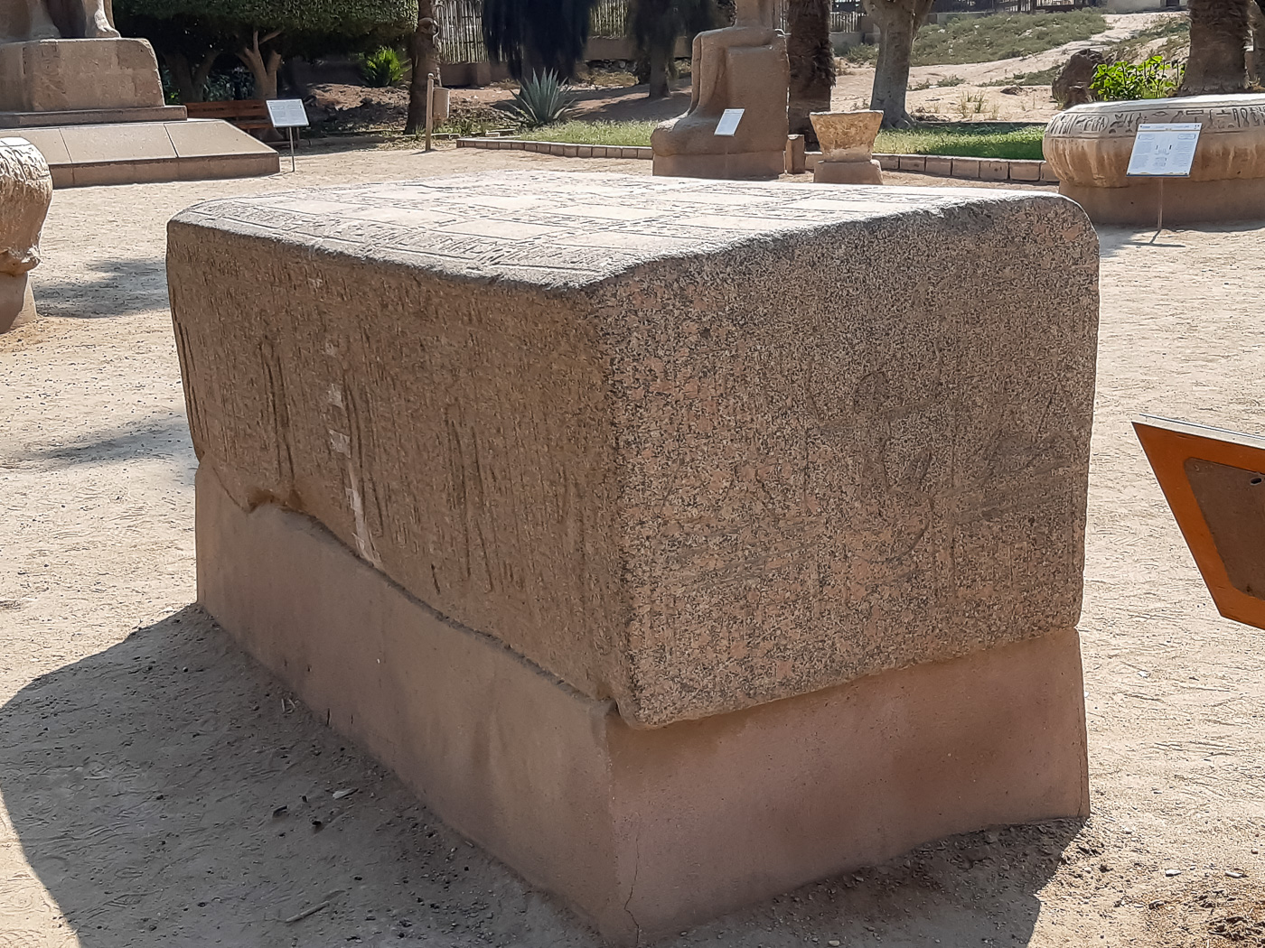 Deckel eines Sarkophag aus rotem Granit
