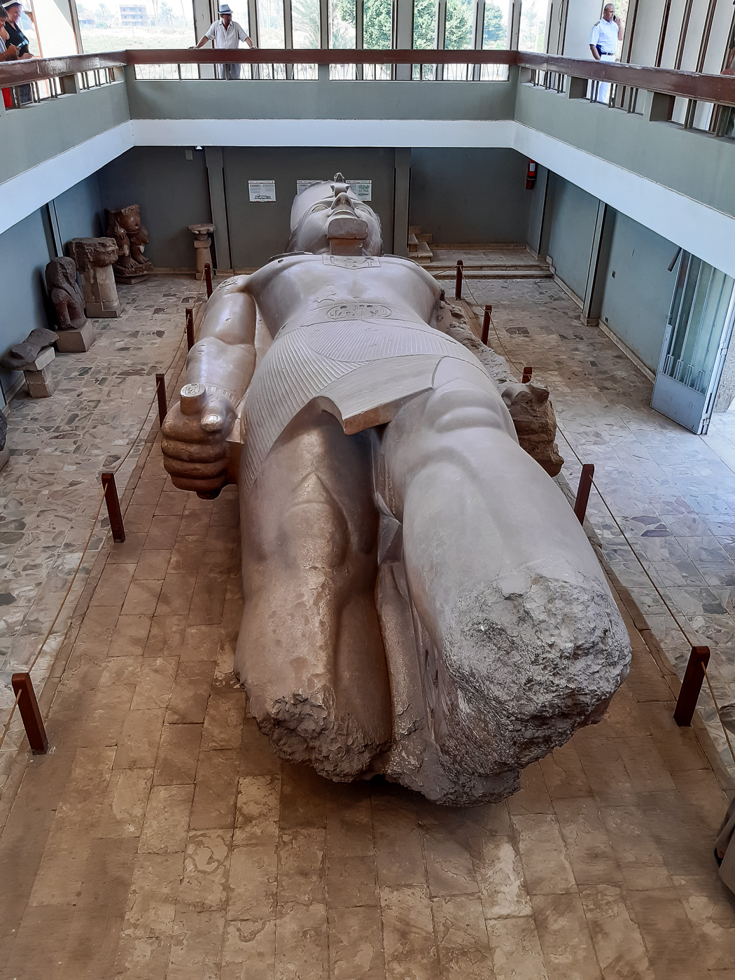 Um die Kolossalfigur Ramses II. wurde zum Schutz vor Wind und Wetter eine Museumshalle gebaut.