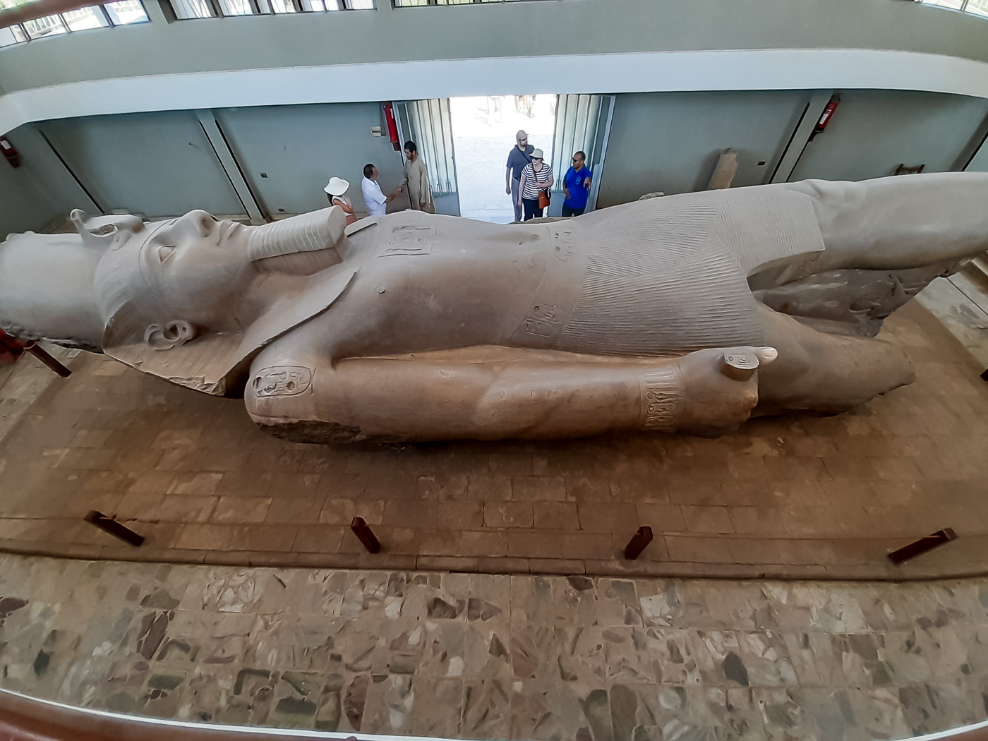 Ramses trägt die Doppelkrone von Ober- und Unterägypten auf dem königlichen Kopftuch und eine Uräusschlange an der Stirn.