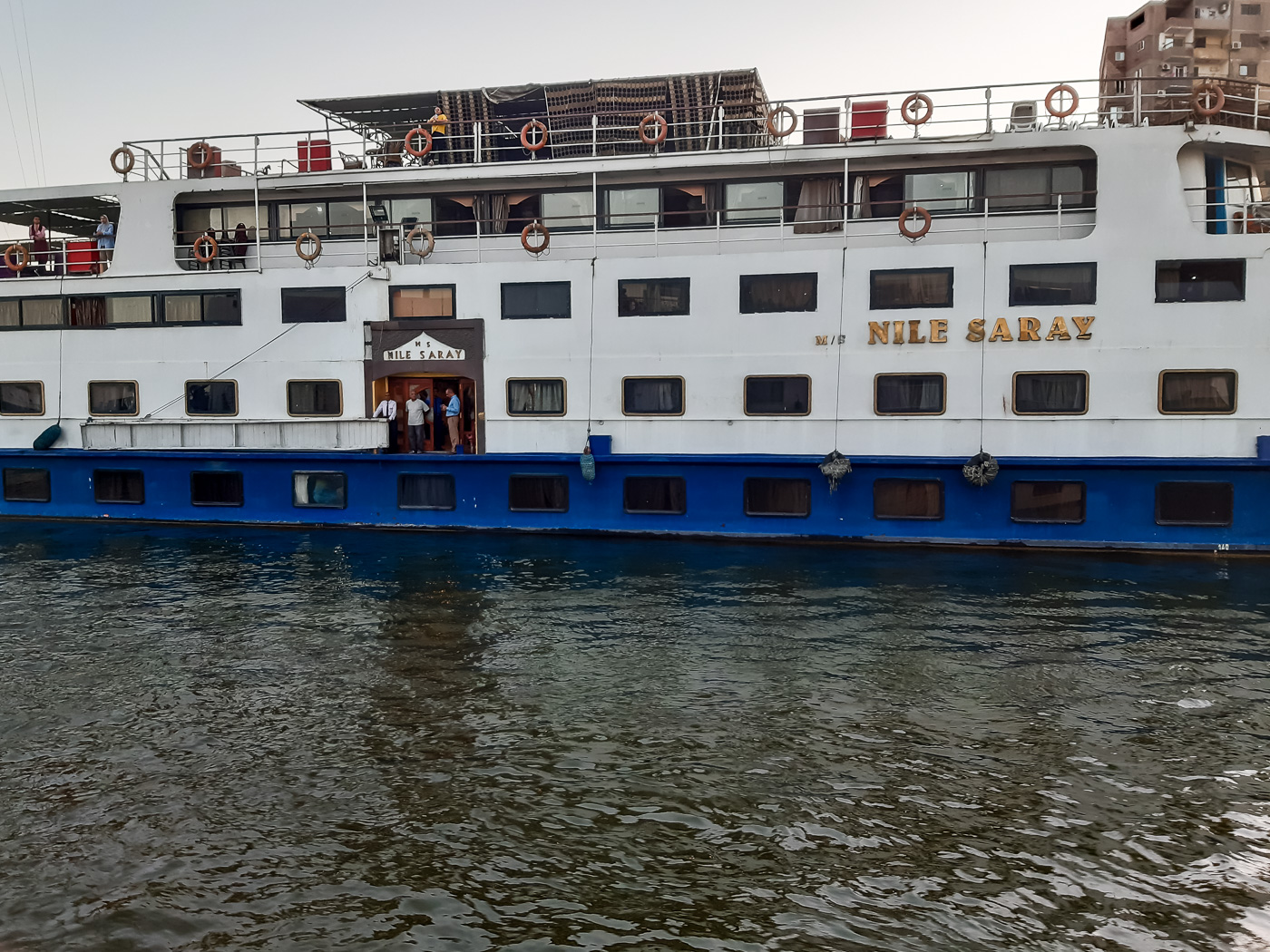 Unser Kreuzfahrtschiff dockt Tür an Tür an ein weiteres Kreuzfahrtschiff an.
