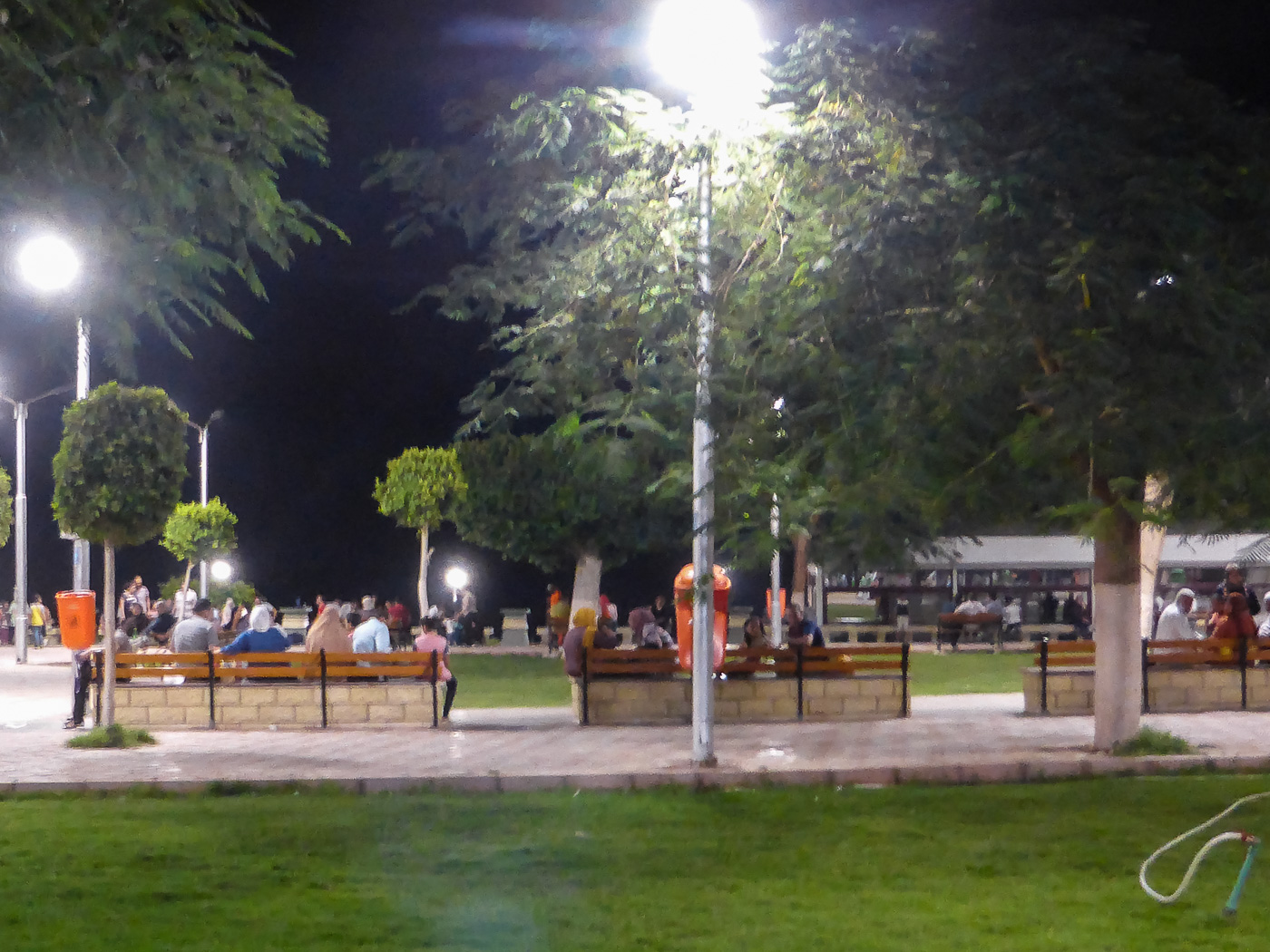 Gesellschaftliches Treiben im Park