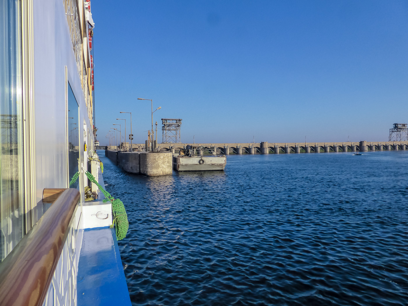 Unser Kreuzfahrtschiff Royal Vision passiert die Schleuse in Nag Hamadi.