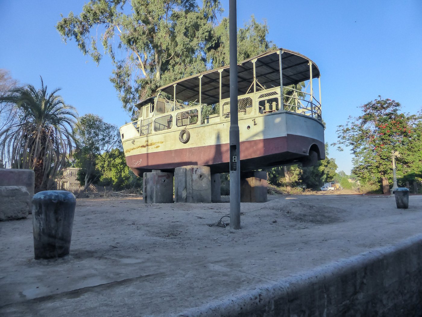 Kurioser Schiffsparkplatz an der Schleuse Nag Hamadi