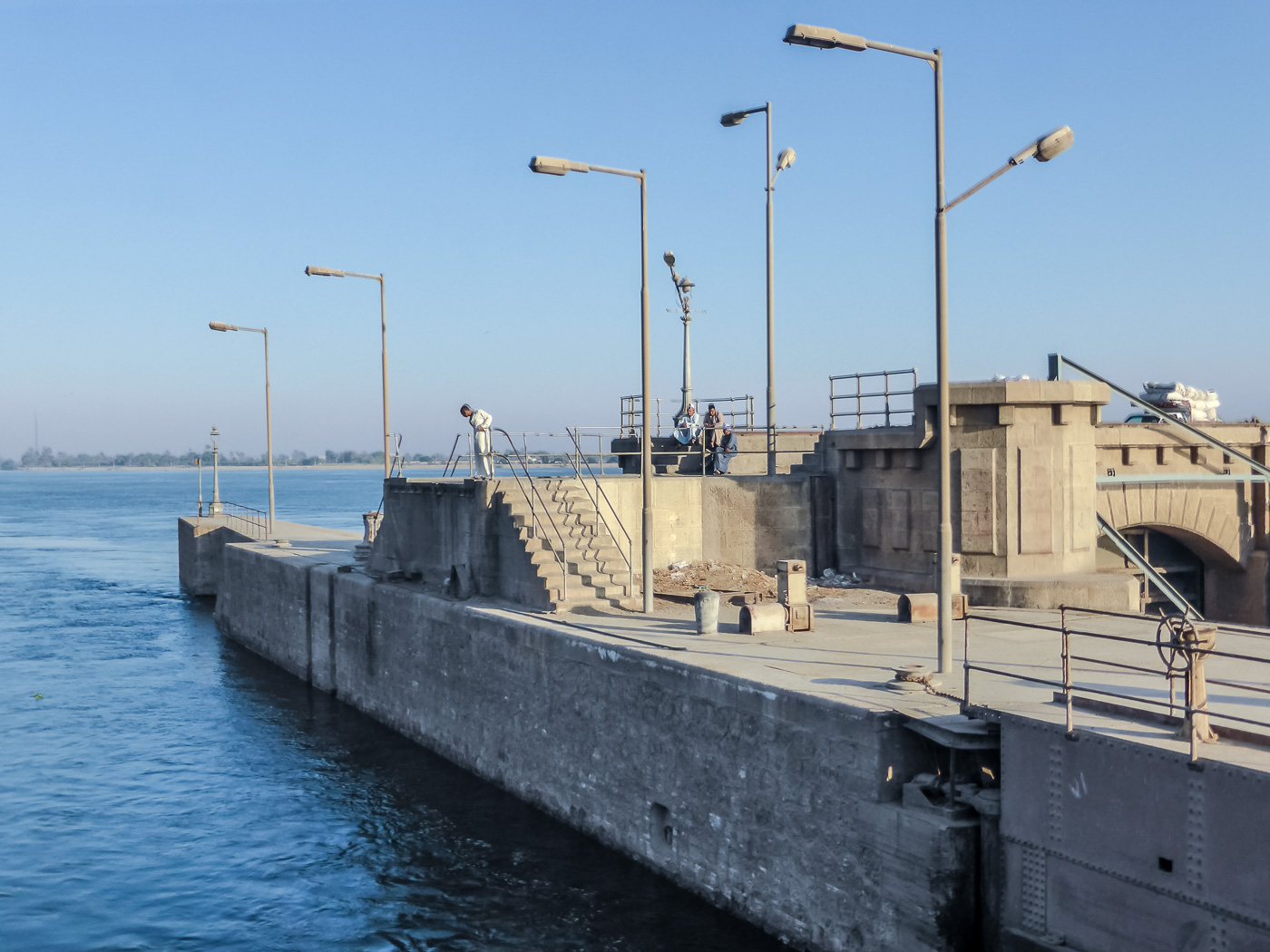 Wir durchfahren die Schleuse