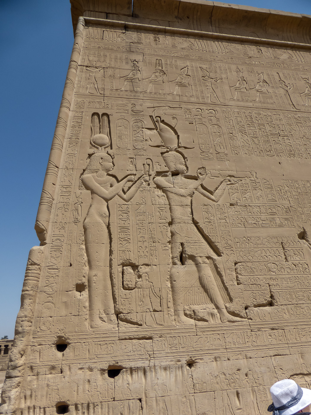 Meterhohe Reliefs mit Hieroglyphen zieren die Wände; hier Kleopatra VII. und ihr Sohn Cäsarion