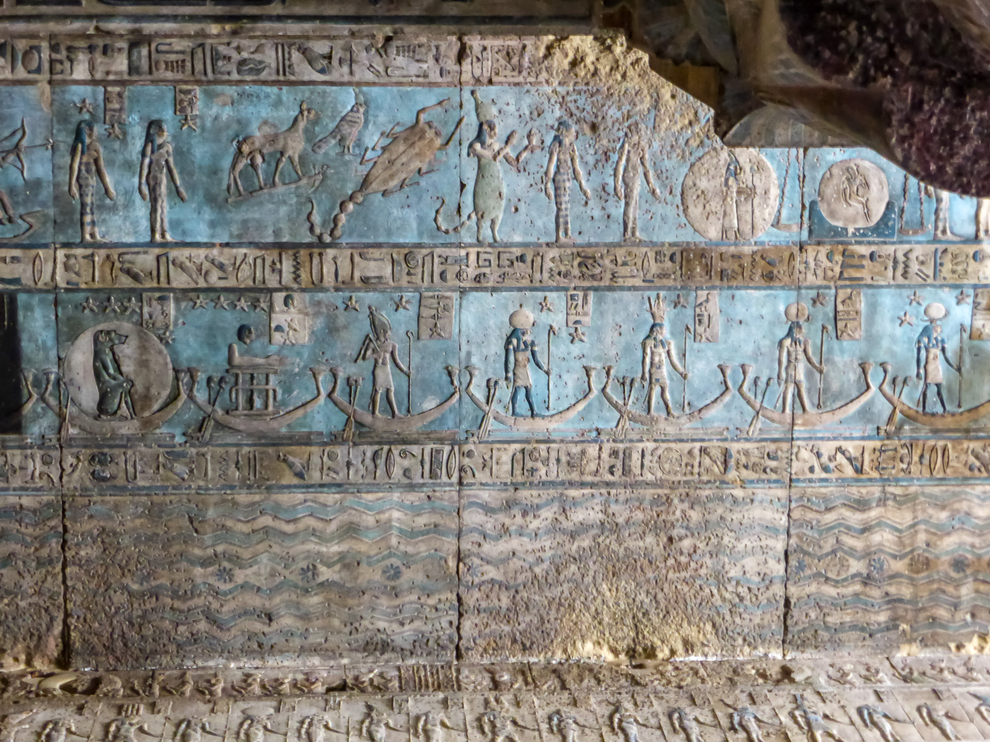 Der blaue Hintergrund stellt die Verbindung zum Kosmos dar.