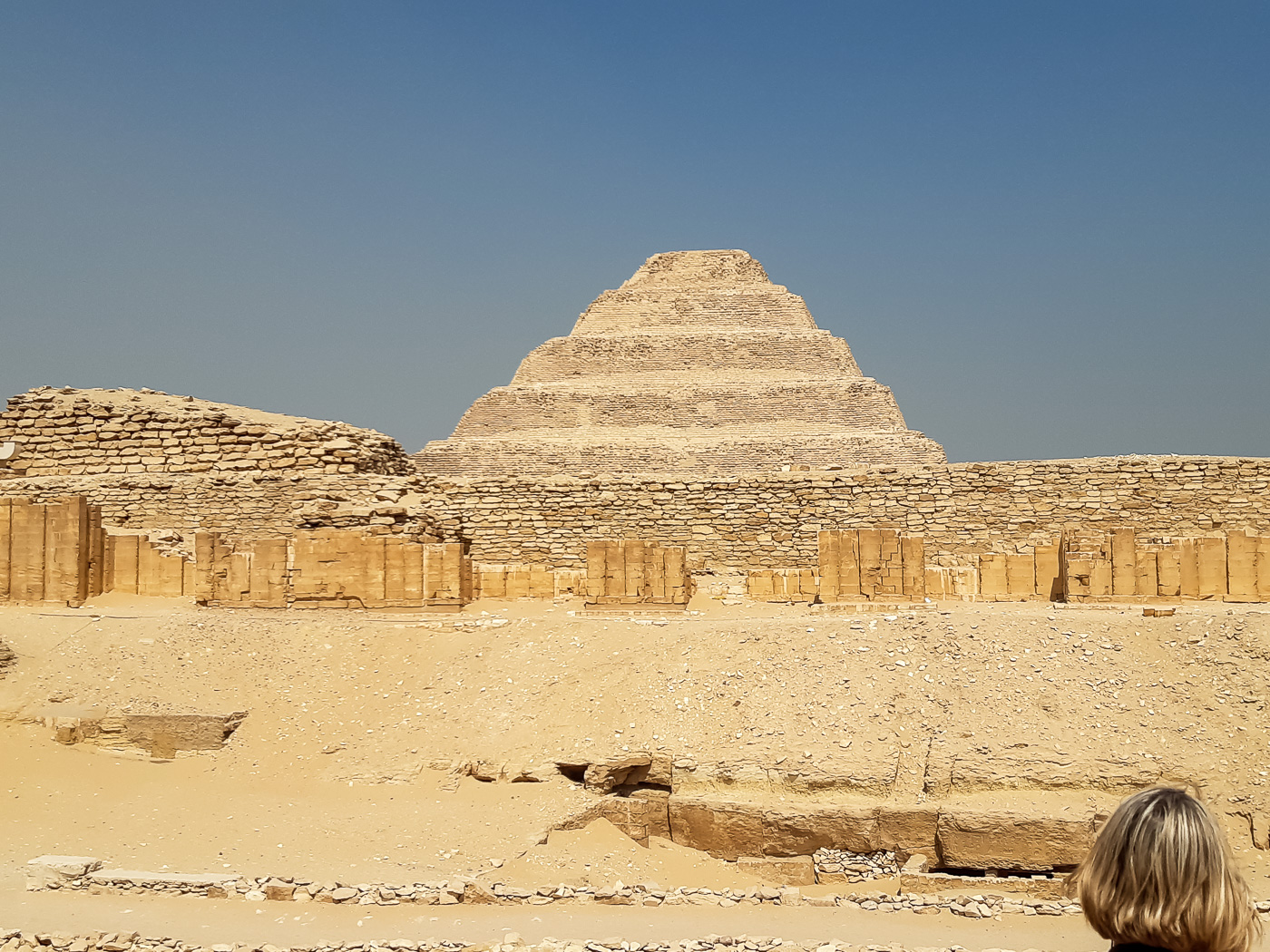 Die Stufenpyramide des Djoser ist ca. 4700 Jahre alt ...