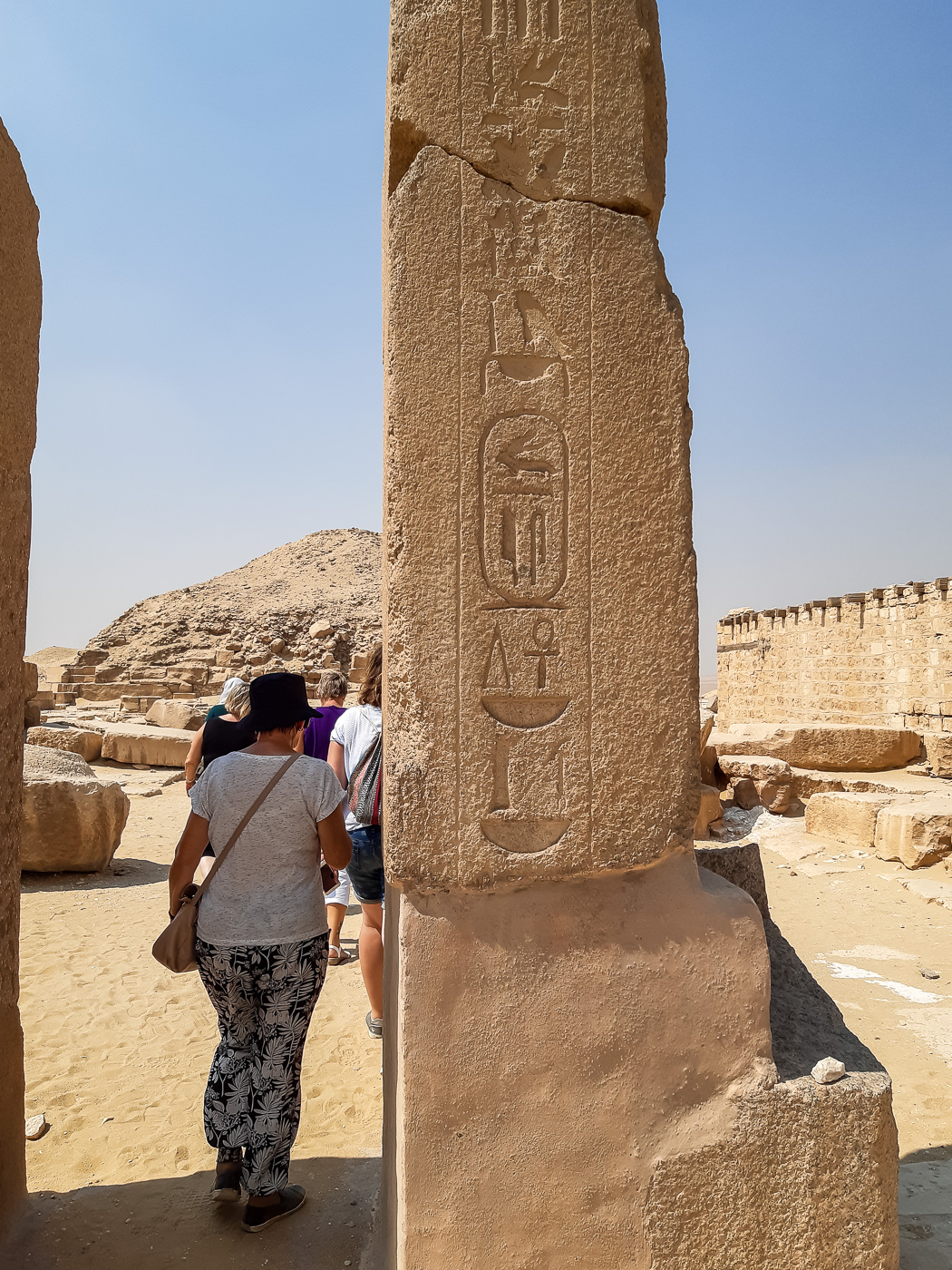 Viele Säulen sind mit Hieroglyphen verzeirt.