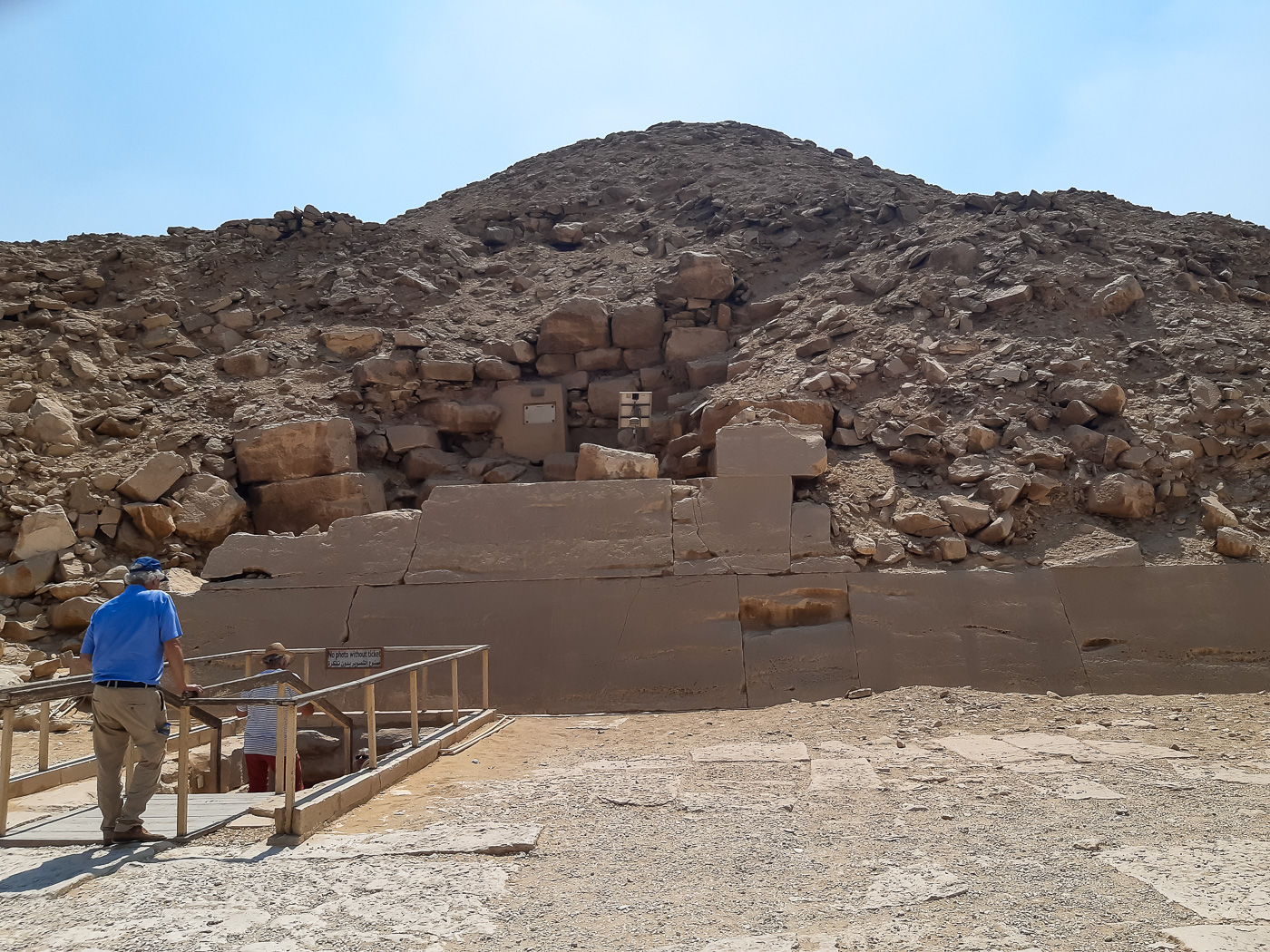 Die Pyramide des Pharao Unas (2400 v. Chr.) war ursprünglich 43 Meter hoch und ist nun zu einem Steinhaufen zerfallen.
