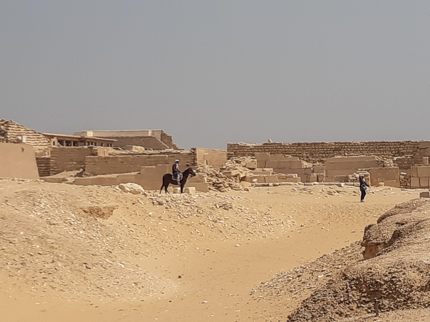 Wüstensand bedecken die alten Gemäuer