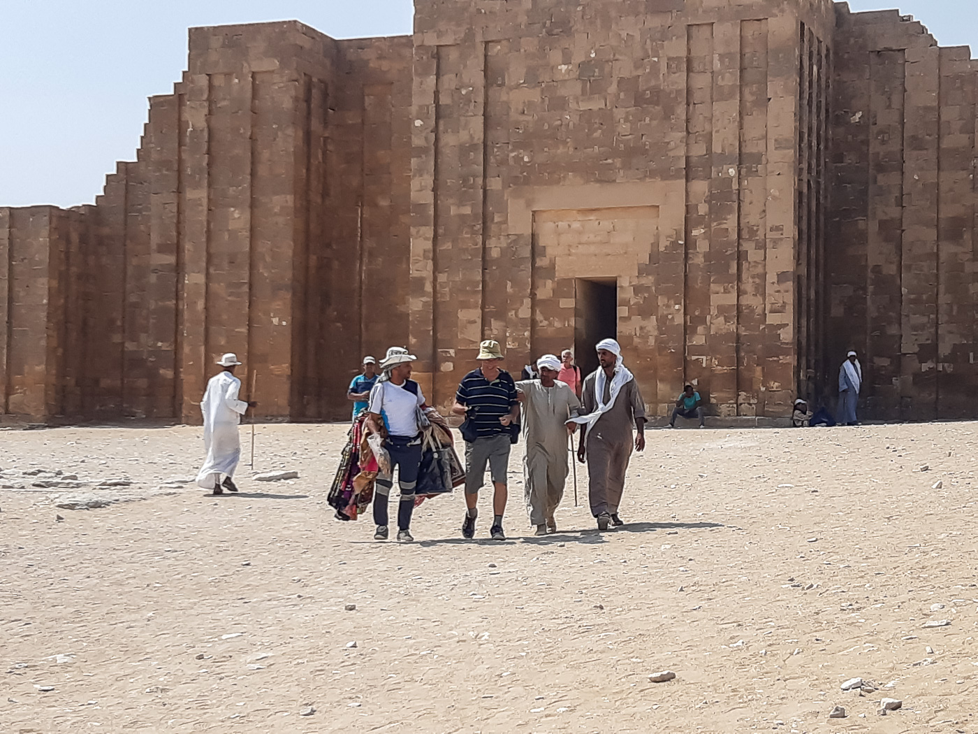 "Belagerung" eines Touristen nach dem Museumsbesuch