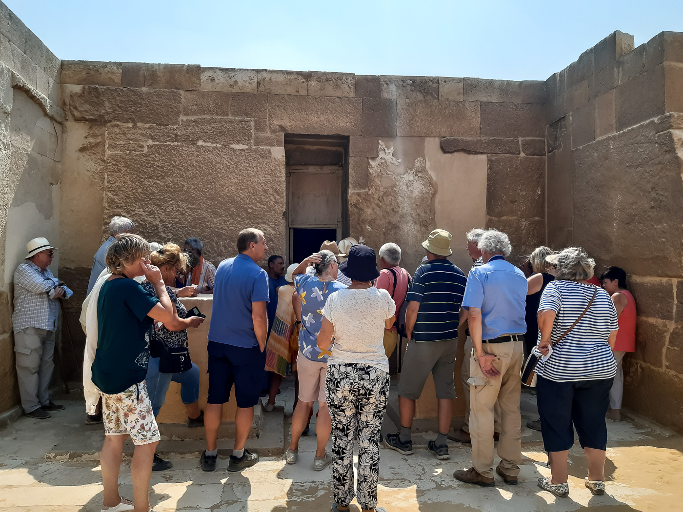 Mastaba ist ein flachgedecktes, rechteckiges Grab aus Lehmziegeln.