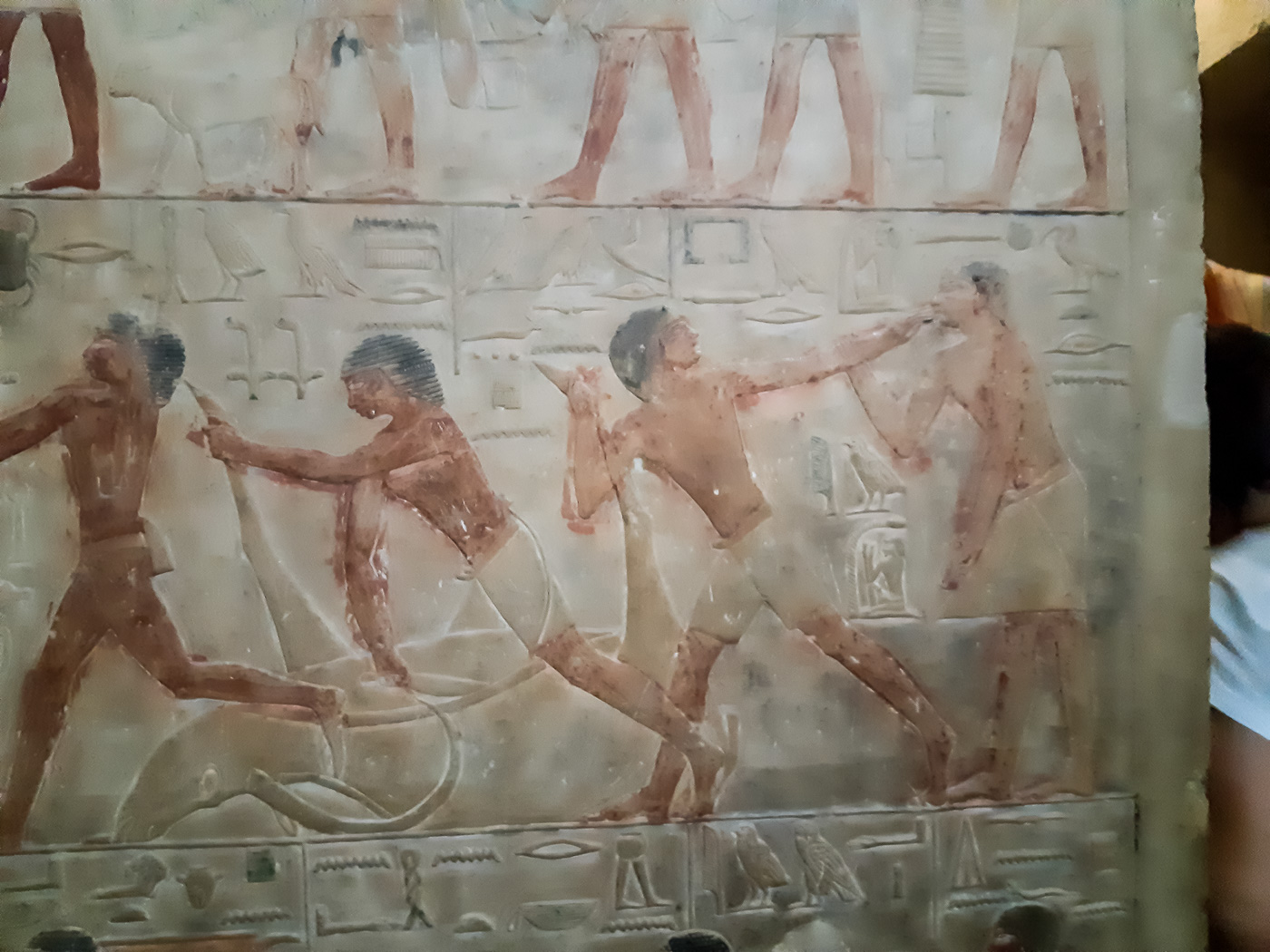 Sehr gut erhaltene Reliefs und Wandmalereien zeigen das Alltagsleben und Opferdarstellungen.