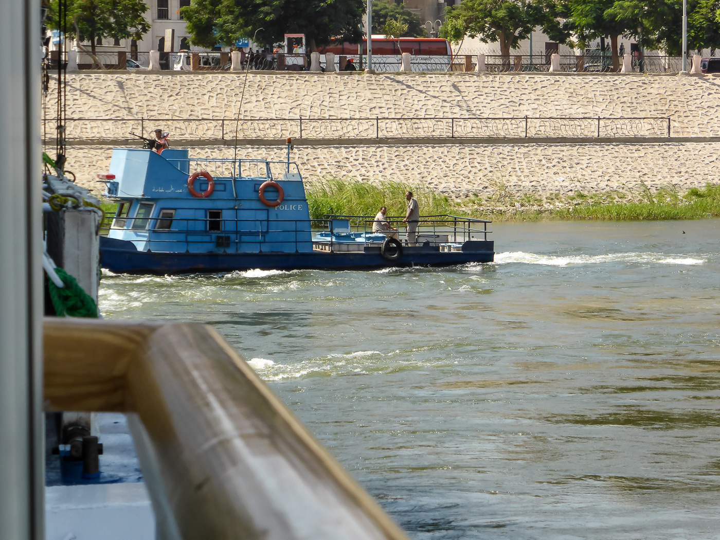 Unser Kreuzfahrtschiff wird von einem Patrouilleboot mit Bewaffnung begleitet.