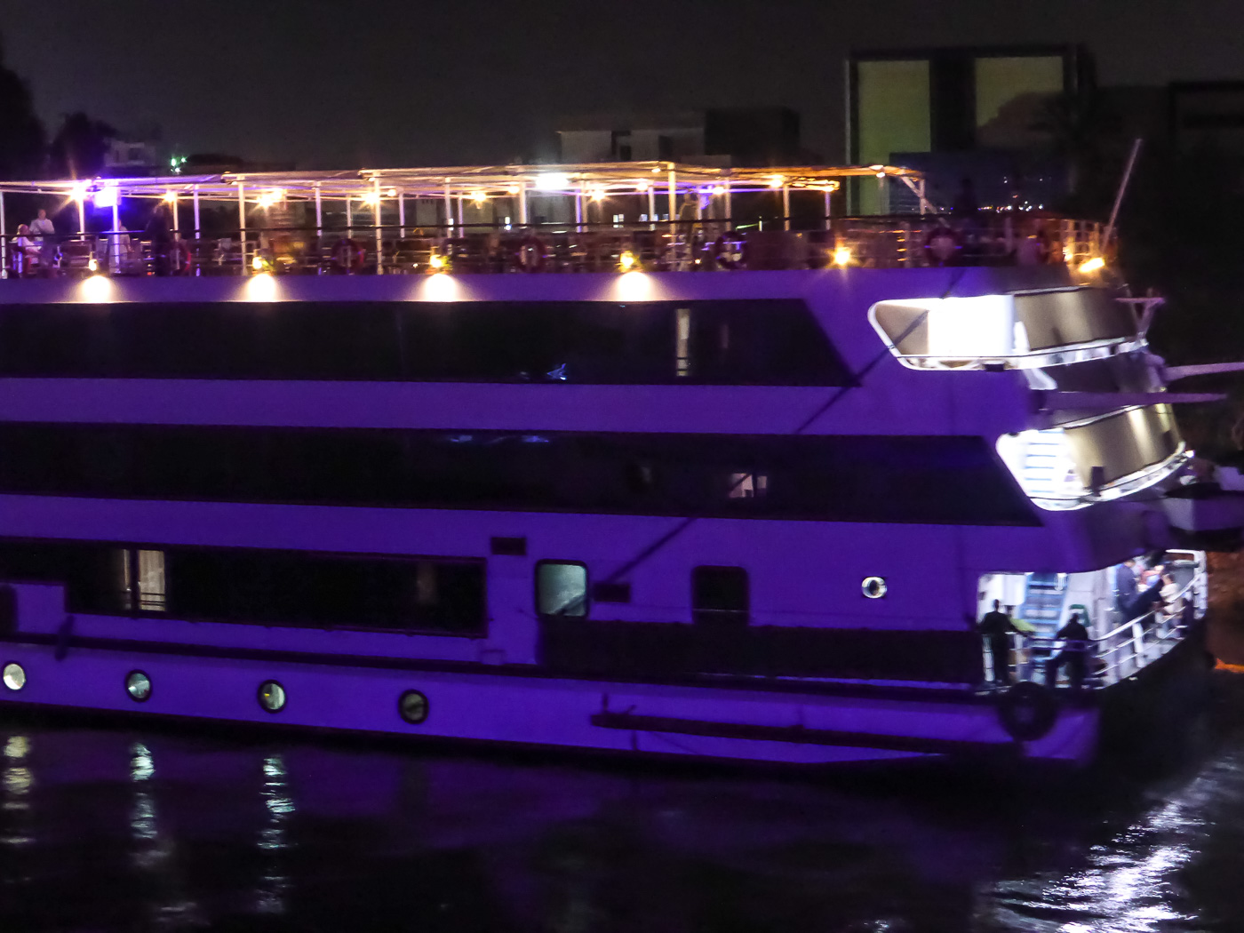 Neben uns liegt ein weiteres Kreuzfahrtschiff.